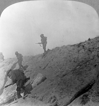 ガス、パスチャンデール、イープル、ベルギー、第一次世界大戦、c1914-c1918を通じて前進するイギリス軍 作： Realistic Travels Publishers