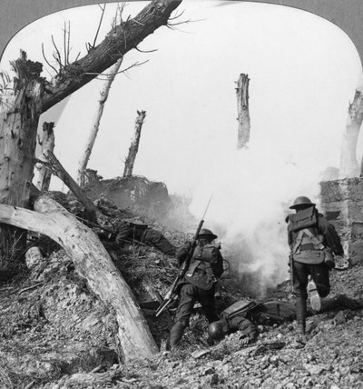 捕獲された村、第一次世界大戦で隔離されたドイツ人を攻撃するイギリス軍、c1914-c1918 作： Realistic Travels Publishers