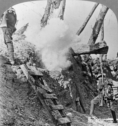 上を行くイギリス軍、フランダース、ベルギー、第一次世界大戦、c1914-c1918 作： Realistic Travels Publishers