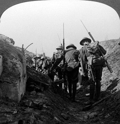 捕獲された塹壕のイギリス軍、ヒンデンブルク線、フランス、第一次世界大戦、1917-1918。 作： Realistic Travels Publishers