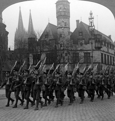 1918〜1926年にドイツのケルンで行進しているイギリス軍。 作： Realistic Travels Publishers