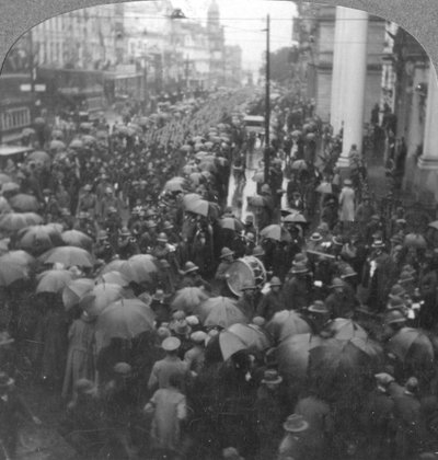 アダレーストリート、ケープタウン、南アフリカ、第一次世界大戦、c1914-c1918で行進しているイギリス軍 作： Realistic Travels Publishers