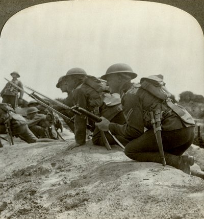 カナダの歩兵はドイツの立場、第一次世界大戦、1914-1918を急いでいます。 作： Realistic Travels Publishers