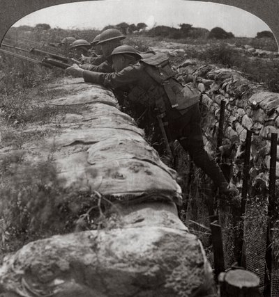 カナダ人は塹壕を離れ、ドイツの地位、第一次世界大戦、1914-1918を急いだ。 作： Realistic Travels Publishers