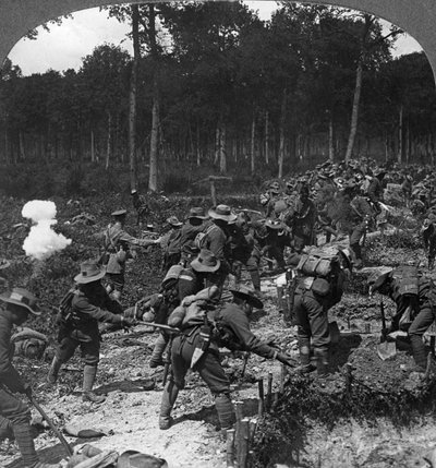 捕獲された塹壕は反撃に耐えるように強化されました、第一次世界大戦、1914-1918。 作： Realistic Travels Publishers