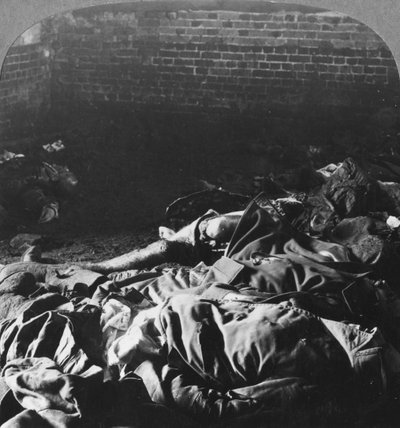 ツェッペリンの乗組員の焦げた遺体がビレリケ、エセックス、第一次世界大戦、1916年に撃墜されました 作： Realistic Travels Publishers