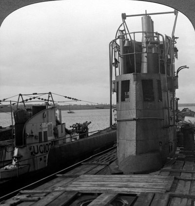地雷を敷設したドイツのUボート、第一次世界大戦、1914-1918の司令塔。 作： Realistic Travels Publishers
