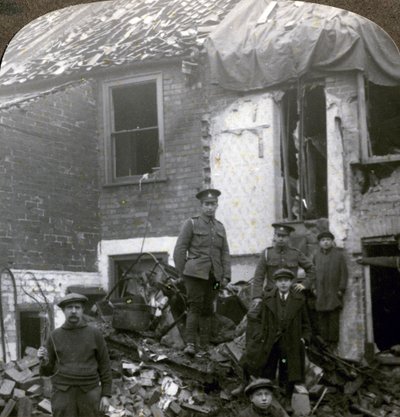 ドイツのツェッペリン爆弾による破壊、第一次世界大戦、1914-1918。 作： Realistic Travels Publishers