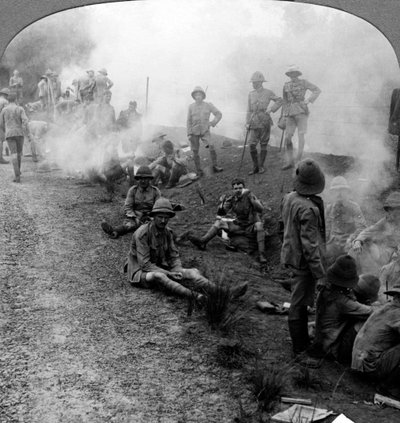 早朝のキャンプファイヤーと朝食、ペルシャ湾、第一次世界大戦、1914-1918。 作： Realistic Travels Publishers
