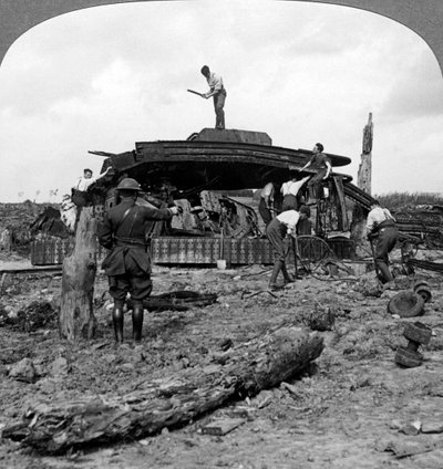 破壊された戦車を道路から一掃するエンジニア、第一次世界大戦、1917-1918。 作： Realistic Travels Publishers