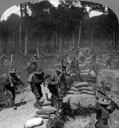第一次世界大戦の戦場シーン、1914-1918。 作： Realistic Travels Publishers