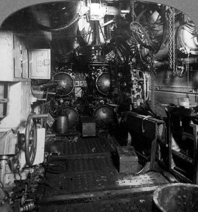 1918年の第一次世界大戦、ドイツのUボートの前方区画にある4つの魚雷発射管。 作： Realistic Travels Publishers