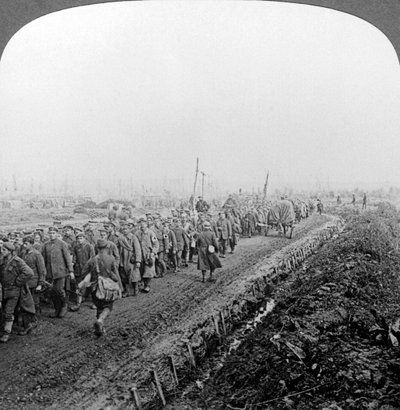 ドイツの捕虜、サンブレ、第一次世界大戦、1914-1918。 作： Realistic Travels Publishers