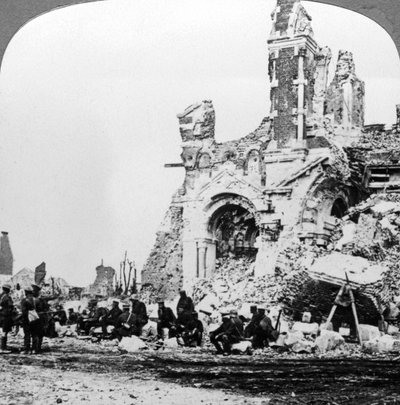 フランスのアルベールの大聖堂の遺跡の横にあるドイツの戦争捕虜、第一次世界大戦、1914-1918。 作： Realistic Travels Publishers