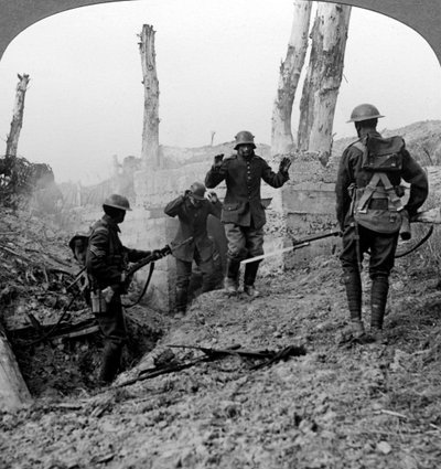 降伏するドイツの兵士、ブルクール、フランス、第一次世界大戦、1914-1918。 作： Realistic Travels Publishers