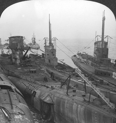チャネルポート、c1918-c1919で確保されたドイツの潜水艦 作： Realistic Travels Publishers