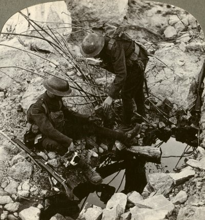 負傷した友人、フーゲ、イープル、ベルギー、第一次世界大戦、1914-1918に水を与えます。 作： Realistic Travels Publishers