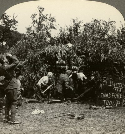 ガスマスクを身に着けている砲手、第一次世界大戦、1914-1918。 作： Realistic Travels Publishers