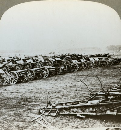 フランスのクーラレット、ソンムの戦い、第一次世界大戦、1916年に捕獲された何百ものドイツの銃 作： Realistic Travels Publishers