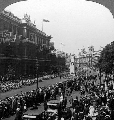 1920年にロンドンのホワイトホールにあるセノタフで未知の戦士に敬礼するインド軍。 作： Realistic Travels Publishers