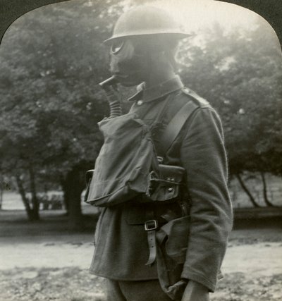 最新のガスマークとスチールヘルメットを装備した歩兵、第一次世界大戦、1915〜1918年。 作： Realistic Travels Publishers