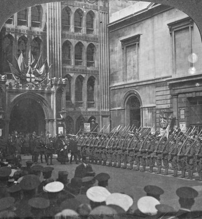 ギルドホール、ロンドン、第一次世界大戦での名誉の守護者の検査、c1914-c1916 作： Realistic Travels Publishers