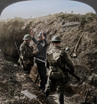 情報を得るためにドイツの囚人に尋問、第一次世界大戦、1914-1918 作： Realistic Travels Publishers