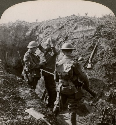 情報を入手するためにドイツの囚人を尋問、第一次世界大戦、1914-1918。 作： Realistic Travels Publishers