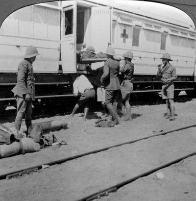 負傷した兵士を病院の列車、東アフリカ、第一次世界大戦、1914-1918に持ち上げる。 作： Realistic Travels Publishers