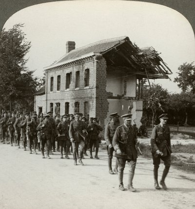 行進中のロンドン領、フランス北部のラバスゼーロード、第一次世界大戦、1914〜1918年。 作： Realistic Travels Publishers