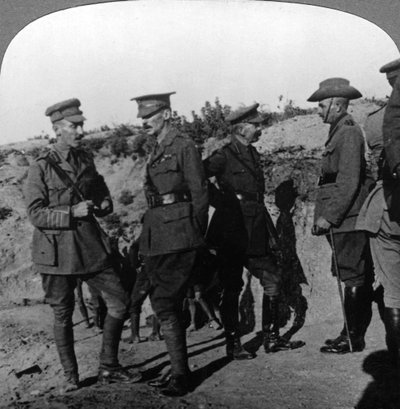 キッチェナー卿は、ガリポリでの状況をANZACの将校たちとともにレビューします。第一次世界大戦、1915〜1916年です。 作： Realistic Travels Publishers