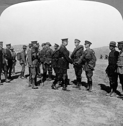 第一次世界大戦、1915年から1916年のダーダネルスでの攻撃に対する軍隊をキッチナー卿が称賛します。 作： Realistic Travels Publishers