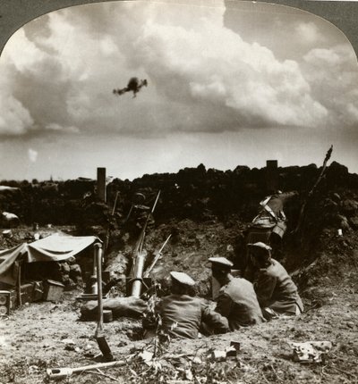 塹壕の迫撃砲、第一次世界大戦、1914-1918。 作： Realistic Travels Publishers