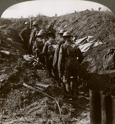 第一次世界大戦、1914年-1818年、ドイツの空襲を避けるために部下を掘り起こす部下を監視している警官。 作： Realistic Travels Publishers