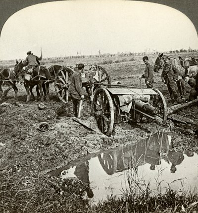 浸水した位置からフィールドガンを取り除く、第一次世界大戦、1914-1918。 作： Realistic Travels Publishers