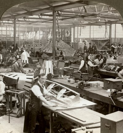 飛行機工場の板金労働者、第一次世界大戦、1914-1918 作： Realistic Travels Publishers