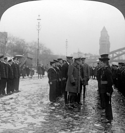 ダグラスハイグ卿、船員を検査、第一次世界大戦、1918年。 作： Realistic Travels Publishers