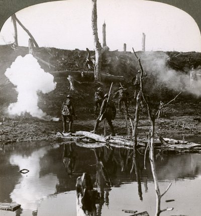 アンクレ川を渡る兵士、ソンムの戦い、フランス、第一次世界大戦、1916年。 作： Realistic Travels Publishers