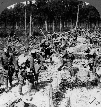 塹壕を掘る兵士、第一次世界大戦、1914-1918。 作： Realistic Travels Publishers