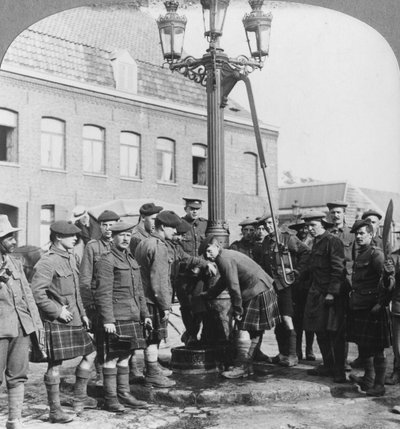 町のポンプで水筒を満たしている兵士たちラゴルグ、フランス、第一次世界大戦、c1914-c1918 作： Realistic Travels Publishers
