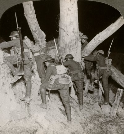 ベルギー、メッシーヌ、第一次世界大戦、1914-1918で夜間襲撃のための塹壕を離れた兵士。 作： Realistic Travels Publishers