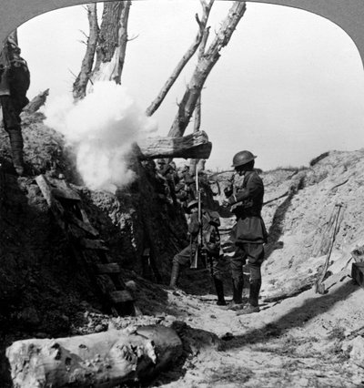 第一次世界大戦、1914-1918年、上空を越えるために塹壕で待っている兵士。 作： Realistic Travels Publishers
