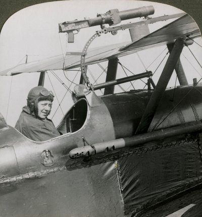 上翼に写真銃が取り付けられたソッピーススカウト、第一次世界大戦、1914-1918。 作： Realistic Travels Publishers