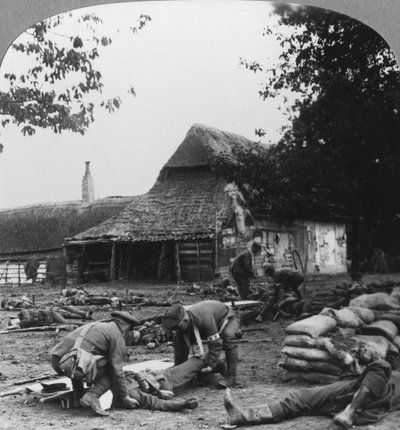 応急処置の応急処置ポスト、第一次世界大戦、c1914-c1918で負傷者の世話をする担架持参人。 作： Realistic Travels Publishers