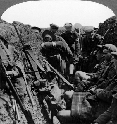 負傷した士官を連れ去る担架持参人、第一次世界大戦、1914-1918。 作： Realistic Travels Publishers