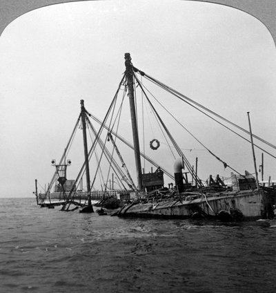 沈没した軍艦HMSヴィンディクティブ、オステンド、ベルギー、第一次世界大戦、1918年。 作： Realistic Travels Publishers