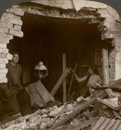 ドイツのツェッペリン爆弾による被害、第一次世界大戦、1914-1918。 作： Realistic Travels Publishers