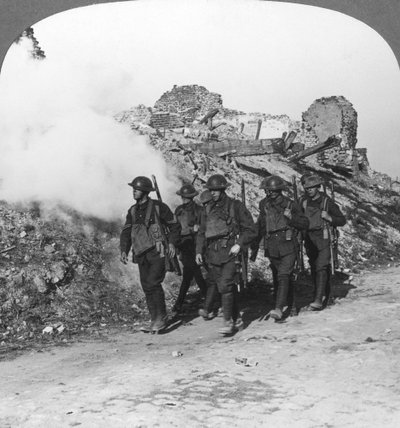 モンシーの廃墟を通り過ぎる隊、フランス、第一次世界大戦、c1914-c1918 作： Realistic Travels Publishers