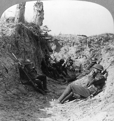 フランス、アラス、第一次世界大戦、c1914-c1918の近くの塹壕で待機している軍隊。 作： Realistic Travels Publishers