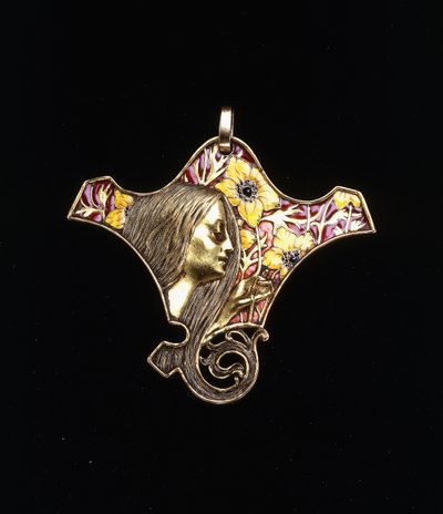 若い女性を描いたペンダント 作： Rene Jules Lalique